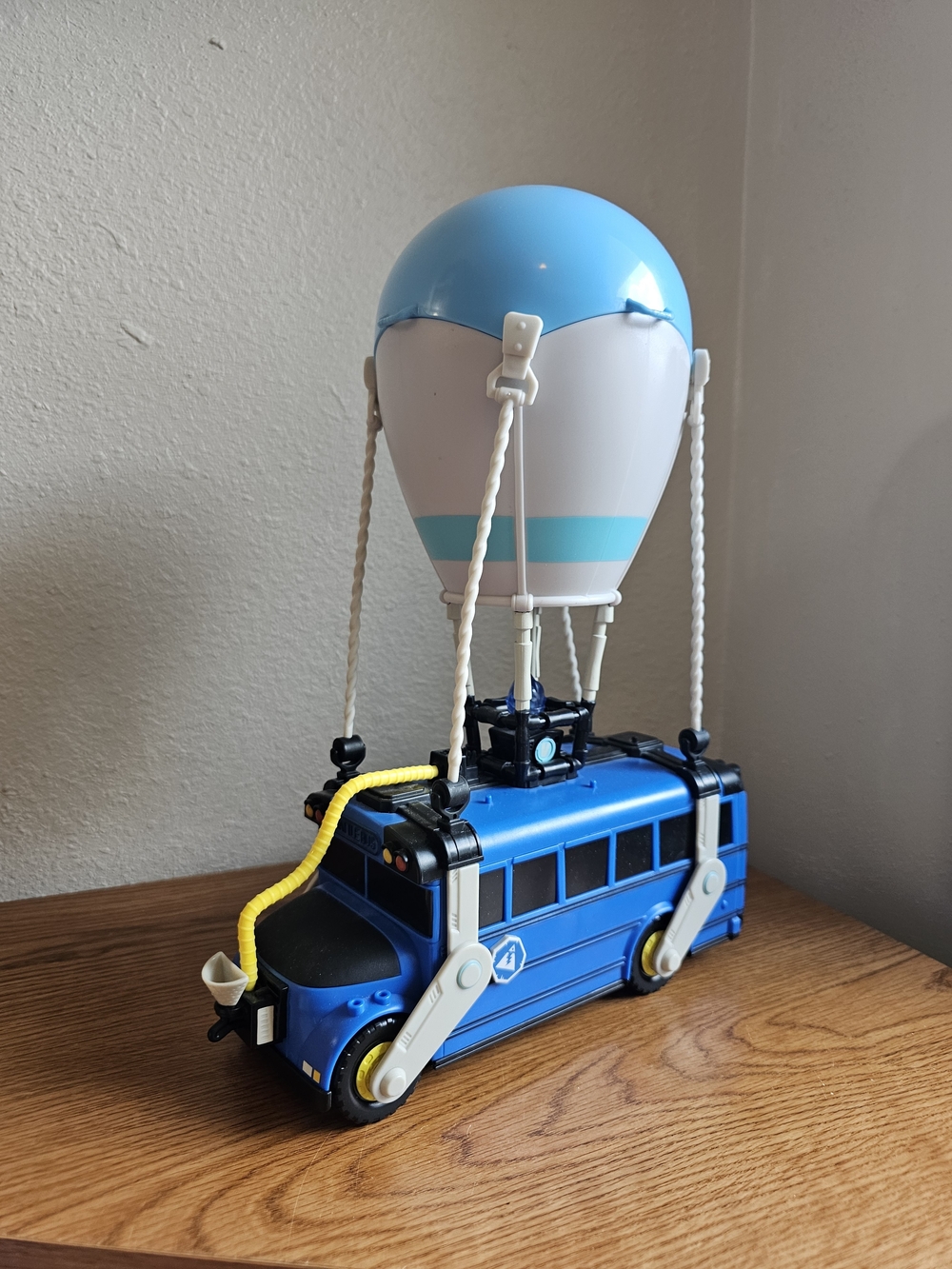 Fortnite Battle Bus 2018 Epic Games Moose 14 Inch Toy Vehicle Ballon - Picture 14 of 14
